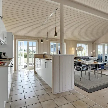 3 Bedroom Beautiful In Casa vacanze *